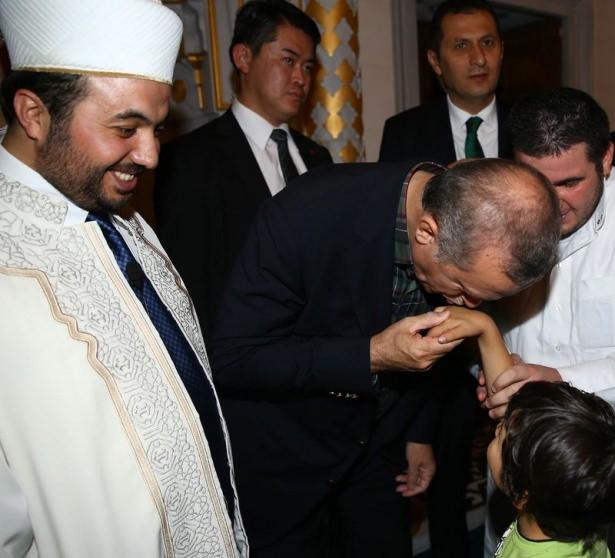 <p>Cumhurbaşkanı Erdoğan, burada bir çocuğun elini öptü. </p>