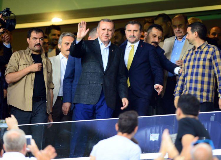 <p>Cumhurbaşkanı Recep Tayyip Erdoğan, Fenerbahçe'nin Sturm Graz takımı ile oynadığı karşılaşmayı statta izledi.</p>
