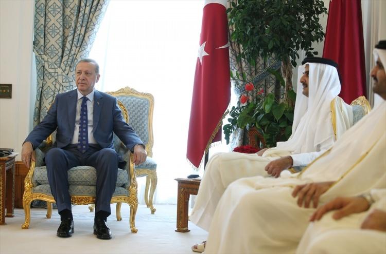 <p>Erdoğan ve Katar Emiri Al Sani, aynı araçla Emirlik Divanı'na geçti. </p>

<p> </p>
