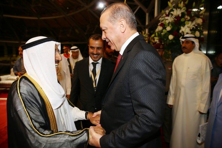 <p>Cumhurbaşkanı Erdoğan, Kuveyt Uluslararası Havalimanı Emirlik Terminali'ne gelişinde, Kuveyt Emiri Şeyh Sabah el-Ahmed el-Cabir es-Sabah tarafından karşılandı.</p>
