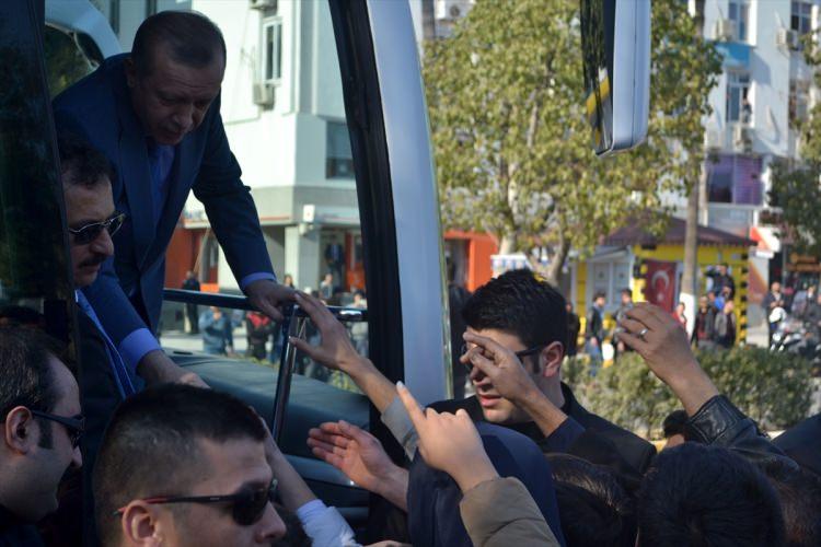 <p>Cumhurbaşkanı Recep Tayyip Erdoğan, Cuma namazını Yenişehir'de bulunan Hazreti Hızır Camisi'nde kıldı. Erdoğan, cami çıkışında otobüse binerek halkı selamladı ve kendisine sevgi gösterisinde bulunan çocuklara hediyeler dağıttı.</p>
<p> </p>