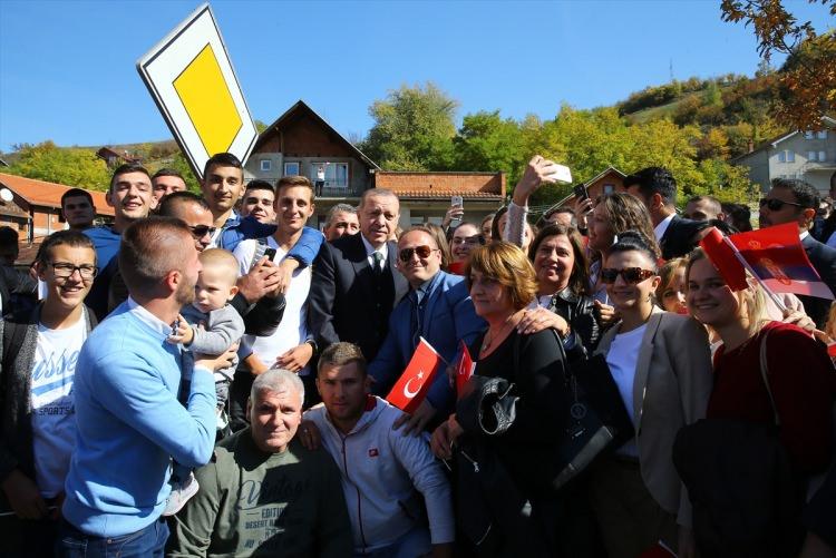 <p>Cumhurbaşkanı Recep Tayyip Erdoğan, Sırbistan temaslarının ikinci gününde ülkedeki Boşnakların yoğun olarak yaşadığı Sancak bölgesinin en büyük şehri Novi Pazar'ı ziyaret etti. Cumhurbaşkanı Erdoğan'ı, Novi Pazarlılar çoşku ile karşıladı.</p>
