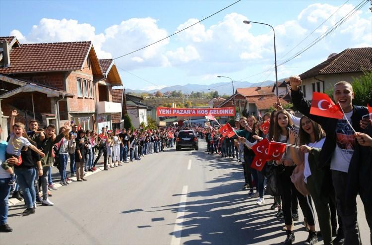 <p>Cumhurbaşkanı Recep Tayyip Erdoğan, Sırbistan temaslarının ikinci gününde ülkedeki Boşnakların yoğun olarak yaşadığı Sancak bölgesinin en büyük şehri Novi Pazar'ı ziyaret etti. Cumhurbaşkanı Erdoğan'ı, Novi Pazarlılar çoşku ile karşıladı.</p>

<p> </p>

