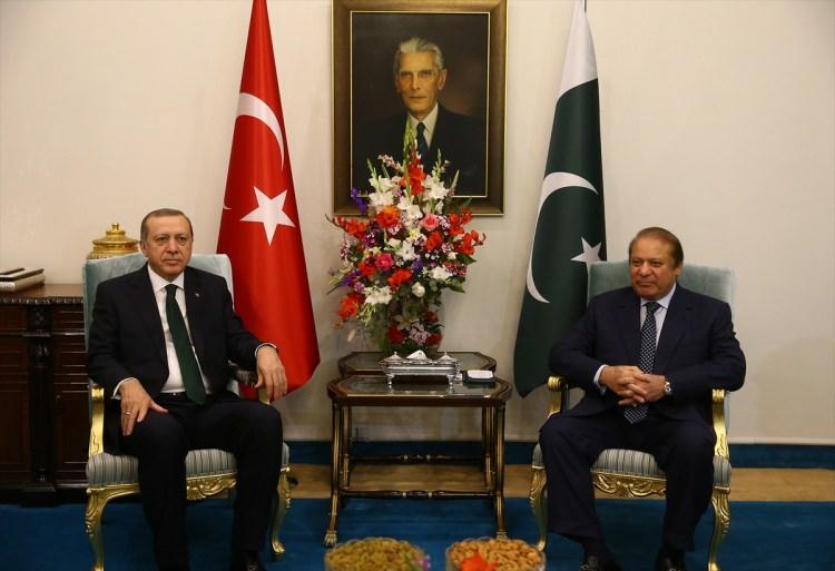 <p>Cumhurbaşkanı Recep Tayyip Erdoğan, Pakistan ziyareti kapsamında Başbakan Navaz Şerif ile görüştü.</p>

<p> </p>

