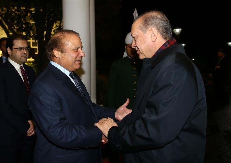 <p>Cumhurbaşkanı Recep Tayyip Erdoğan, Pakistan ziyareti kapsamında Başbakan Navaz Şerif ile görüştü.</p>

<p>​</p>
