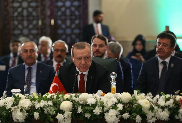 <p>Pakistan'ın başkenti İslamabad'da düzenlenen 13. Ekonomik İşbirliği Teşkilatı (EİT) Liderler Zirvesi başladı. Cumhurbaşkanı Recep Tayyip Erdoğan, katılımcılara hitap etti. Zirveye Dışişleri Bakanı Mevlüt Çavuşoğlu, Ekonomi Bakanı Nihat Zeybekci, Enerji ve Tabii Kaynaklar Bakanı Berat Albayrak ile Kalkınma Bakanı Lütfi Elvan da katıldı.</p>

<p> </p>
