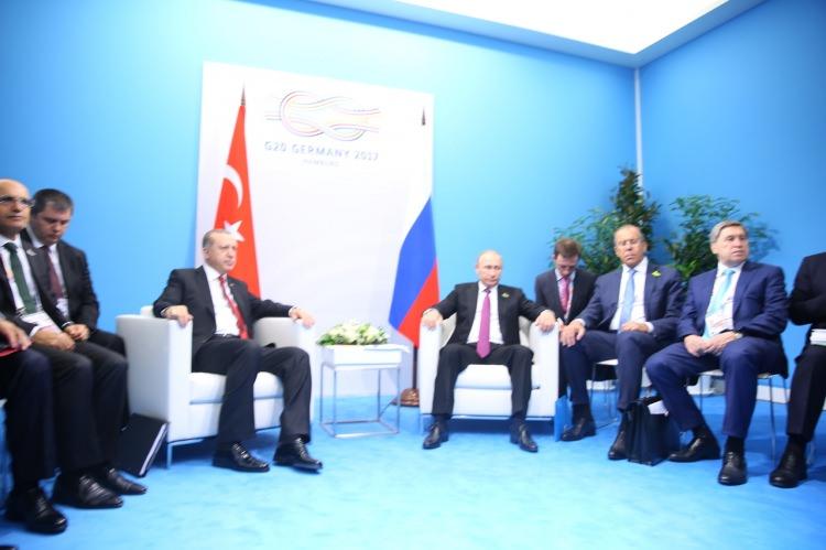 <p>Cumhurbaşkanı Recep Tayyip Erdoğan, Hamburg Messe Konferans Merkezi'nde düzenlenen G20 Liderler Zirvesi'ndeki toplantılar sonrasında ikili görüşme gerçekleştirdi.</p>
<p> </p>