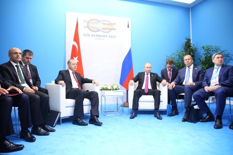 <p><strong>PUTİN: BÜYÜK ÖLÇÜDE SİZİN DURUŞUNUZ SAYESİNDE SURİYE'DEKİ DURUMU DEĞİŞTİRMEK MÜMKÜN OLDU</strong></p>
<p>Görüşme öncesi kısa bir açıklama yapan Putin, Erdoğan'a hitaben, "Sayın Cumhurbaşkanı, büyük ölçüde sizin duruşunuz sayesinde, Suriye'deki durumu iyiye doğru değiştirmek mümkün oldu.</p>