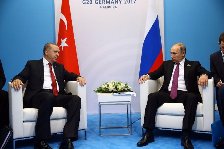<p>Türkiye-Rusya ilişkilerinin bölgede sağladığı olumlu sonuçlara işaret eden Erdoğan, "Gerçekten inanıyorum ki bölge halkında, dünyaya da örnek teşkil edecek şekilde… Beklentiler yüksek, tabii özellikle aramızdaki bu ilişkilerin ikili ilişkilerle de güçlendirilmiş olması hakikaten her iki ülke halkına da örnek olarak fayda sağlıyor" ifadesini kullandı.</p>
