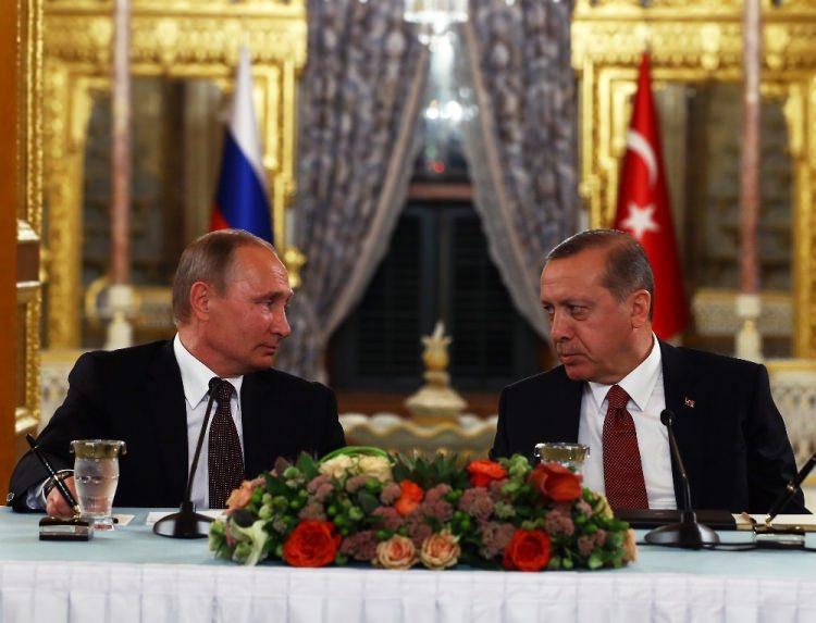 <p>Toplantının ardından Erdoğan Putin'i aracına kadar uğurladı. </p>
