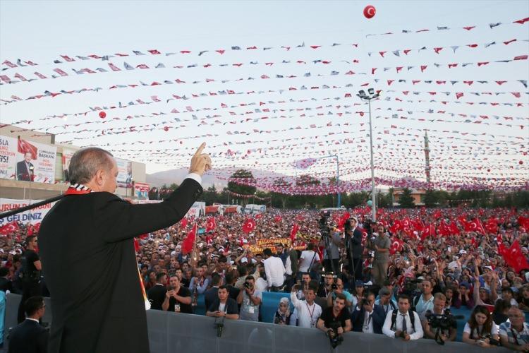 <p>Cumhurbaşkanı Recep Tayyip Erdoğan, Malatya Büyükşehir Belediye Binası yanında bulunan miting alanında düzenlenen, "Malatya Stadyumu ve Yapımı Tamamlanan Diğer Tesislerin" toplu açılış törenine katılarak vatandaşlara hitap etti.</p>
