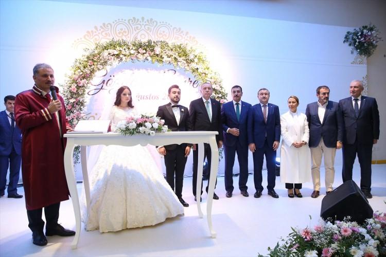 <p>Cumhurbaşkanı Recep Tayyip Erdoğan, Rize ziyareti öncesi Malatya Büyükşehir Belediye Başkanı Ahmet Çakır’ın oğlunun nikah şahidi oldu.</p>
