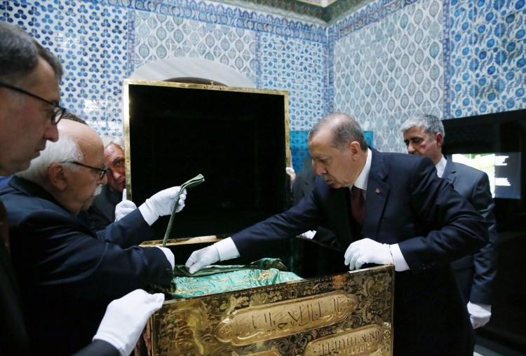 <p>Cumhurbaşkanı Erdoğan'a, Kültür ve Turizm Bakanı Nabi Avcı da eşlik etti.</p>
<p> </p>