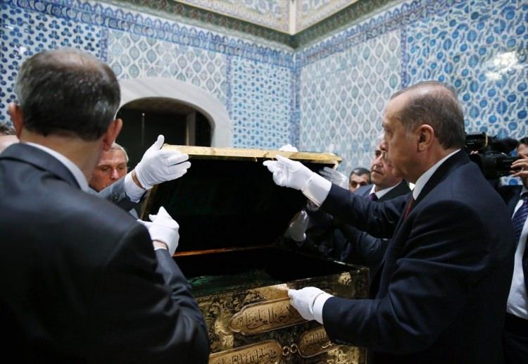 <p>Daha sonra Cumhurbaşkanı Recep Tayyip Erdoğan, Topkapı Sarayı'ndaki Hırka-i Saadet'i ziyaret ederek, Destimal Programı'na katıldı.</p>