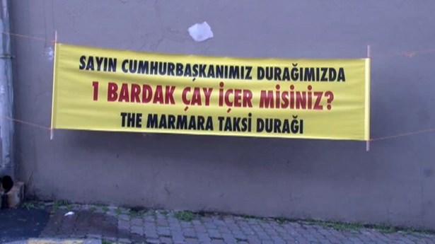 <p>Erdoğan, taksicilerin 'Sayın Cumhurbaşkanımız, durağımızda 1 bardak çay içer misiniz' şeklindeki pankartına kayıtsız kalmayarak taksi durağını ziyret etti. </p>
