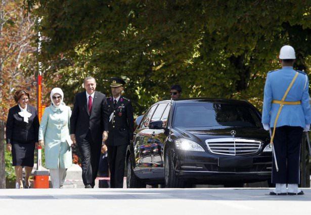 <p>Erdoğan, Meclis'e Keçiören Subayevleri'ndeki evinden forsu ve bayrağı kapalı cumhurbaşkanlığı makam aracıyla geldi.</p>
<p> </p>