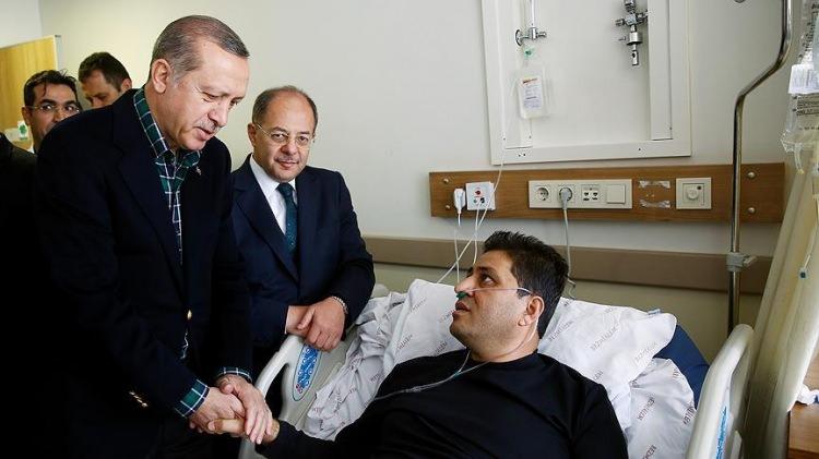 <p>Cumhurbaşkanı Erdoğan, İstanbul'daki terör saldırısında yaralanan ve Bezmialem Vakıf Üniversitesinde Tıp Fakültesi Hastanesinde tedavileri devam eden yaralıları ziyaret etti.</p>

<p> </p>

