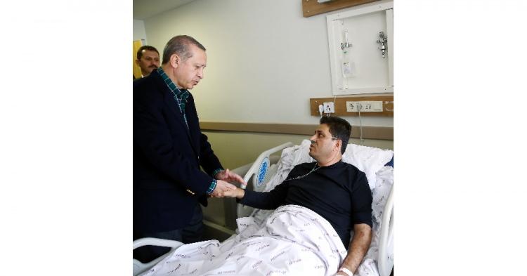 <p>Cumhurbaşkanı Recep Tayyip Erdoğan, İstanbul'daki terör saldırısında yaralanan ve Bezmialem Vakıf Üniversitesinde Tıp Fakültesi Hastanesinde tedavileri devam eden yaralıları ziyaret etti. </p>

<p> </p>
