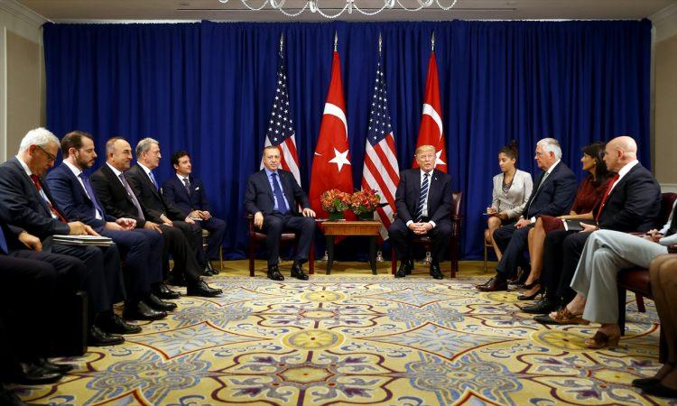 <p>Cumhurbaşkanı Erdoğan'ın Lotte New York Palace Otel'de, ABD Başkanı Trump ile gerçekleştirdiği görüşme TSİ 22.15'te başladı.</p>

