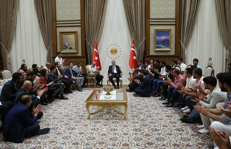 <p>Erdoğan da desteklerinden dolayı sanatçı, oyuncu, radyocu ve sporculara teşekkürlerini iletti.</p>
<p> </p>
