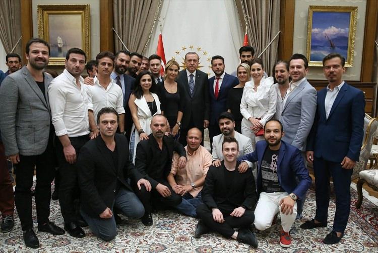 <p>Kabulde, İçişleri Bakanı Efkan Ala, Avrupa Birliği (AB) Bakanı Ömer Çelik, Enerji ve Tabii Kaynaklar Bakanı Berat Albayrak hazır bulundu. </p>
