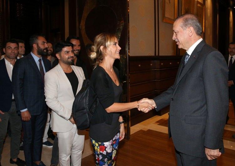 <p>Cumhurbaşkanı Recep Tayyip Erdoğan, Beştepe Millet Camisi önünde vatandaşlarla bir araya gelen sanatçı, oyuncu, radyocu ve sporcuları Cumhurbaşkanlığı Külliyesi'nde kabul etti.</p>

<p> </p>
