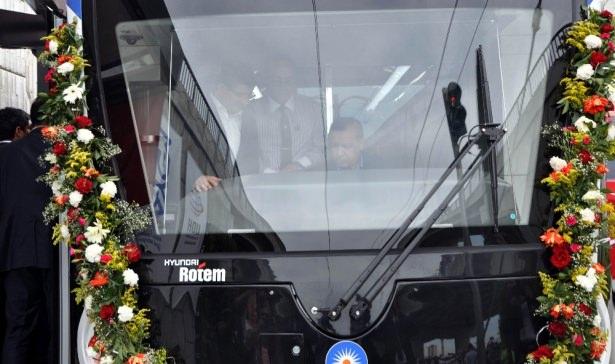 <p>Cumhurbaşkanı Recep Tayyip Erdoğan, Antalya’da vatman koltuğuna geçerek tramvay kullandı.</p>