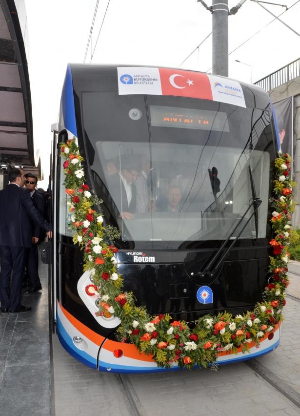 <p>Cumhurbaşkanı Recep Tayyip Erdoğan, Antalya’da vatman koltuğuna geçerek tramvay kullandı.</p>