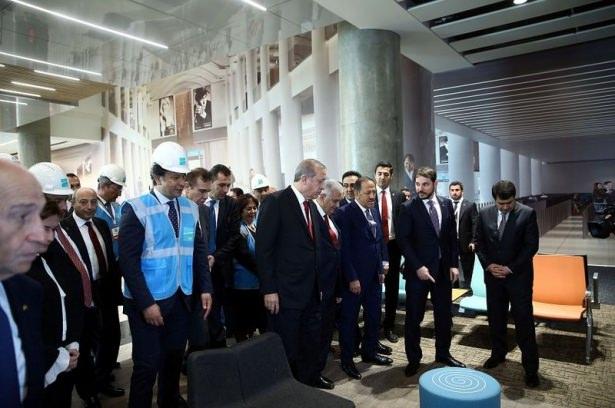 <p><strong>Ziyarette, 3. Havalimanı inşaat çalışmalarıyla ilgili olarak Cumhurbaşkanı Erdoğan'a brifing verildi.</strong></p>

<p> </p>

