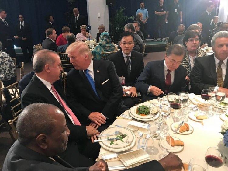 <p>Cumhurbaşkanı Recep Tayyip Erdoğan, BM Genel Sekreteri Antonio Guterres'in Birleşmiş Milletler (BM) 72. Genel Kurulu'na katılan ülkelerin heyet başkanları onuruna verdiği yemeğe katıldı.</p>