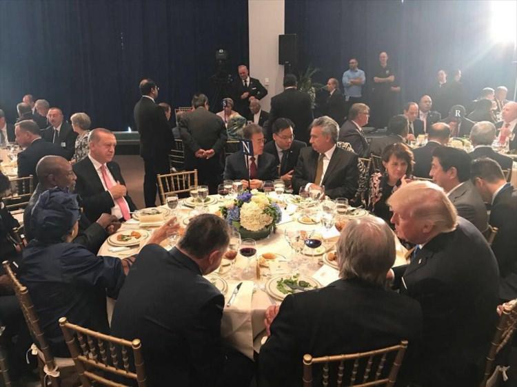 <p>Yemekte, Cumhurbaşkanı Erdoğan, ABD Başkanı Donald Trump ile Japonya Başbakanı Şinzo Abe aynı masada yer aldı.</p>
