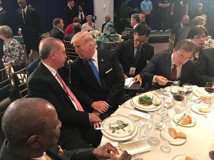 <p>Yemek sırasında ABD Başkanı Trump, bir süre Cumhurbaşkanı Erdoğan'ın yanına gelerek sohbet etti</p>
