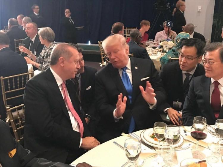 <p>Yemek sırasında ABD Başkanı Trump, bir süre Cumhurbaşkanı Erdoğan'ın yanına gelerek sohbet etti</p>
