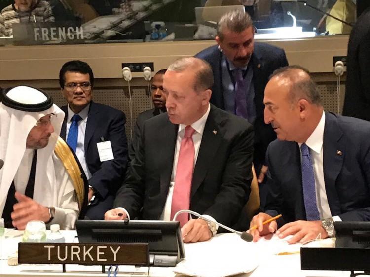 <p>Cumhurbaşkanı Recep Tayyip Erdoğan, BM binasında düzenlenen İslam İşbirliği Teşkilatı Temas Grubu toplantısına katıldı.</p>
<p> </p>