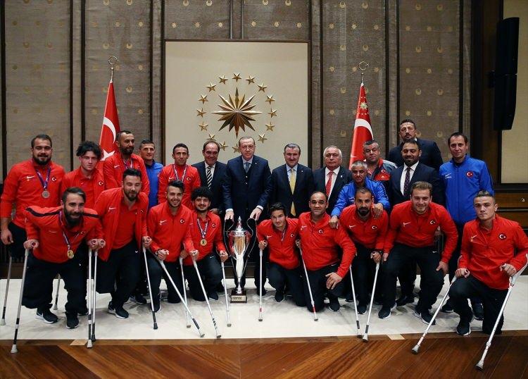 <p>Kabulde, Gençlik ve Spor Bakanı Osman Aşkın Bak, Türkiye Futbol Federasyonu Başkanı Yıldırım Demirören, Türkiye Basketbol Federasyonu Başkan Hidayet Türkoğlu ıile diğer yetkililer de hazır bulundu.</p>
