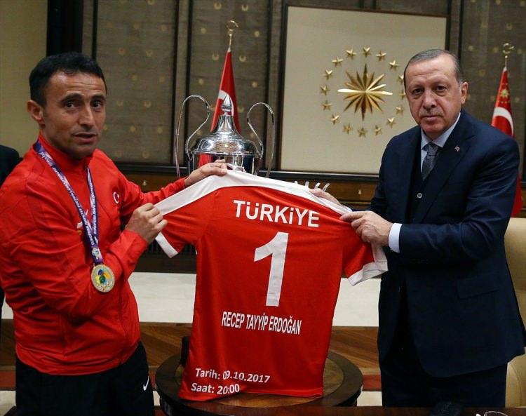 <p>Avrupa şampiyonluğunu kazanan Ampute Milli Futbol Takımı oyuncuları, kabulde Erdoğan'a, üzerinde adının yazılı olduğu 1 numaralı milli takım formasını hediye etti.</p>
