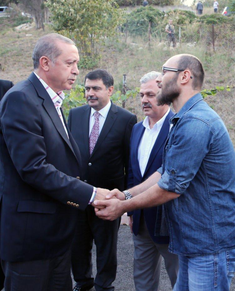 <p> </p>
<p>Cumhurbaşkanı Erdoğan, ziyaretler sırasında kendisine sevgi gösterisinde bulunan vatandaşları selamladı. Bu arada Cumhurbaşkanlığı korumaları da çocuklara oyuncak dağıttı. </p>