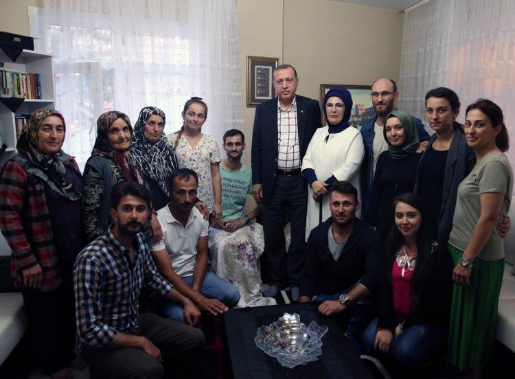 <p> </p>

<p>Buradan Çamlıca'ya geçen Erdoğan, yine Boğaziçi Köprüsü'nde şehit olan 47 yaşındaki Salih Alışkan'ın ailesini ziyaret ederek, başsağlığı diledi. </p>

<p> </p>
