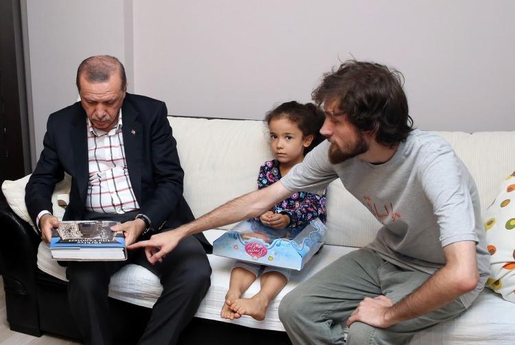 <p>Erdoğan, Kurban Bayramı'nın son gününde, şehit yakınlarını ziyaret ederek, bayramlarını kutlamak amacıyla eşi Emine Erdoğan'la birlikte Tarabya Köşkü'nden ayrıldı. </p>

<p> </p>

<p> </p>
