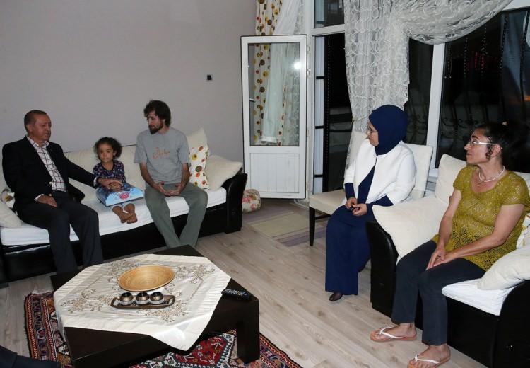 <p>Cumhurbaşkanı Erdoğan ilk olarak 15 Temmuz darbe girişimi sırasında Boğaziçi Köprüsü'nde 37 yaşında şehit düşen özel güvenlik görevlisi Mustafa Kaymakçı'nın Üsküdar'da oturan ailesini ziyaret etti. </p>
<p> </p>