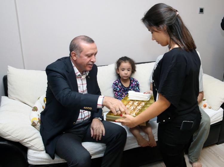 <p>Cumhurbaşkanı Recep Tayyip Erdoğan, Fetullahçı Terör Örgütü (FETÖ) mensuplarının 15 Temmuz darbe girişimi sırasında şehit olanların ailelerini ziyaret etti.</p>

<p> </p>

<p> </p>
