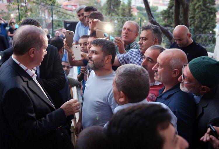 <p> </p>

<p>Erdoğan, Çengelköy'de darbecileri engellemeye çalışırken 36 yaşında şehit düşen Kırıkkale Şeker Fabrikası'nda çalışan Gökhan Esen ile yine aynı yerde 23 yaşında şehit olan Balıkesir Üniversitesi İşletme Fakültesi 3. sınıf öğrencisi Burak Cantürk'ün ailesini de ziyaret ederek, taziyelerini sundu. </p>

<p> </p>
