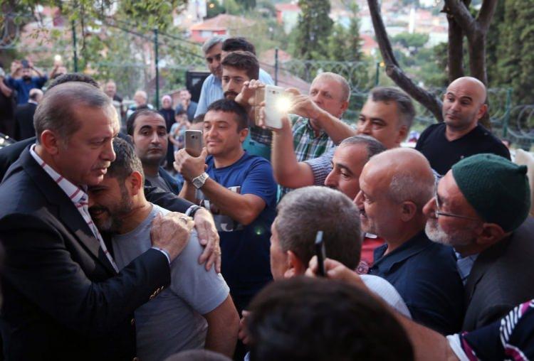 <p> </p>
<p>Darbe girişimi sırasında Çengelköy Karakolu önünde 53 yaşında şehit olan Yenişafak Gazetesi Foto Muhabiri Mustafa Cambaz'ın ailesine de taziye ziyaretinde bulunan Erdoğan, ailenin bayramını kutladı. </p>
<p> </p>