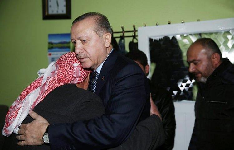 <p>Şehit Çiçek'in Derviş Hoca Camisi imamı olan babası Bekir ve annesi Hatice Çiçek ile diğer yakınları tarafından karşılanan Erdoğan, aileye taziyelerini bildirdi.</p>

<p> </p>
