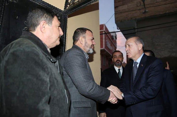 <p>Cumhurbaşkanı Recep Tayyip Erdoğan, İstanbul Beşiktaş'taki terör saldırısında şehit olan polis memuru Enes Çiçek'in ailesine taziye ziyaretinde bulundu.</p>
