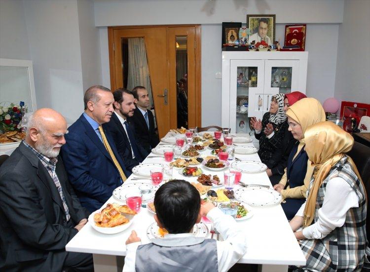 <p>Cumhurbaşkanı Erdoğan ve eşi Emine Erdoğan, FETÖ'nün darbe girişimi sırasında Başkentte şehit olan Cuma Dağ'ın ailesini ziyaret ederek, iftarı birlikte açtı.</p>

