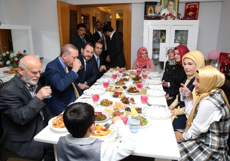 <p>Ziyarette Enerji ve Tabii Kaynaklar Bakanı Berat Albayrak ile Aile ve Sosyal Politikalar Bakanı Fatma Betül Sayan Kaya da yer aldı. </p>
