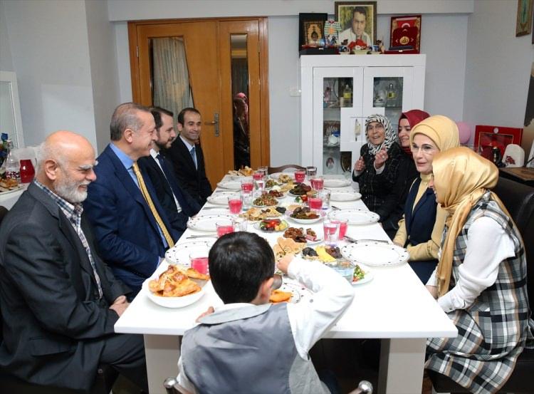 <p>Cumhurbaşkanı Recep Tayyip Erdoğan ve eşi Emine Erdoğan, Fetullahçı Terör Örgütünün (FETÖ) darbe girişimi sırasında Başkentte şehit olan Cuma Dağ'ın ailesini ziyaret ederek iftarı birlikte açtı.</p>

<p> </p>
