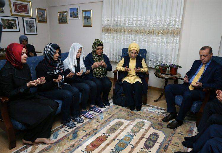 <p>ERDOĞAN'DAN BİR BAŞKA ŞEHİDİN AİLESİNE ZİYARET</p>
<p>Cumhurbaşkanı Recep Tayyip Erdoğan ve eşi Emine Erdoğan (sol 5), Fetullahçı Terör Örgütü'nün (FETÖ) darbe girişimi sırasında Özel Harekat Daire Başkanlığının bombalanması sonucu şehit düşen Başkomiser Bülent Yurtseven'in ailesini ziyaret etti. Ziyarette Aile ve Sosyal Politikalar Bakanı Fatma Betül Sayan Kaya (solda) da yer aldı.</p>
