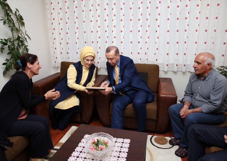 <p>ERDOĞAN'DAN SUR ŞEHİDİNİN AİLESİNE ZİYARET</p>

<p>Cumhurbaşkanı Recep Tayyip Erdoğan ve eşi Emine Erdoğan, Diyarbakır'ın Sur ilçesinde bölücü terör örgütüne yönelik operasyonda şehit düşen özel harekat polisi Mehmet Bora Tayfur'un ailesine ziyarette bulundu. Cumhurbaşkanı Erdoğan, ziyaretin ardından kendisini bekleyen vatandaşlarla sohbet etti.</p>

<p> </p>
